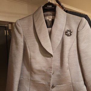 Almost New Tahari Business Suite, Size 6P, Color Grey